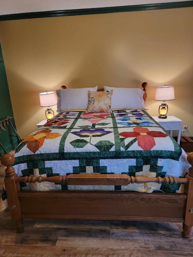 Moonlight Manor Bed & Breakfast Флойд Экстерьер фото