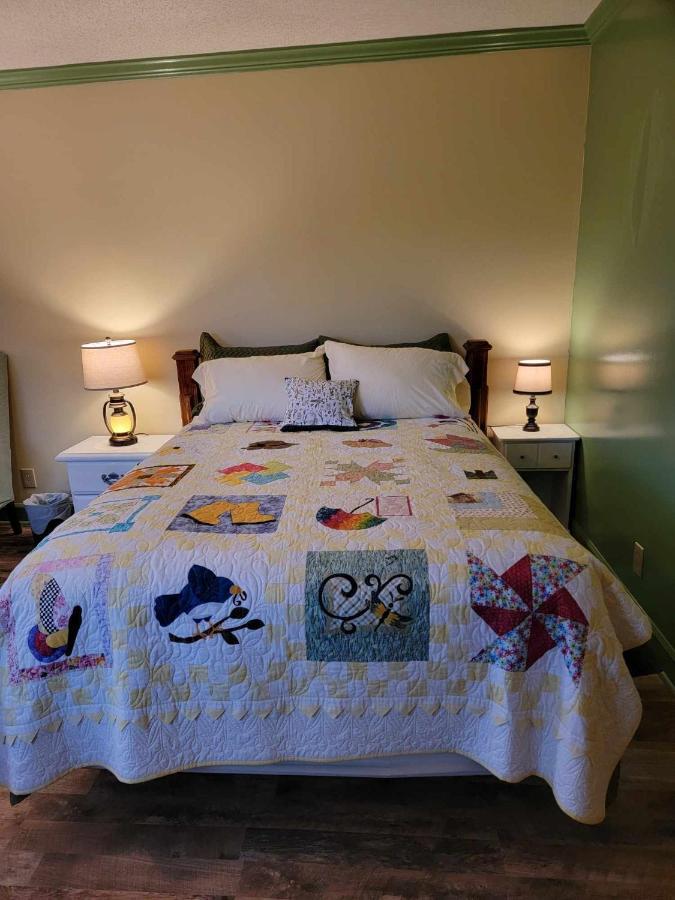 Moonlight Manor Bed & Breakfast Флойд Экстерьер фото